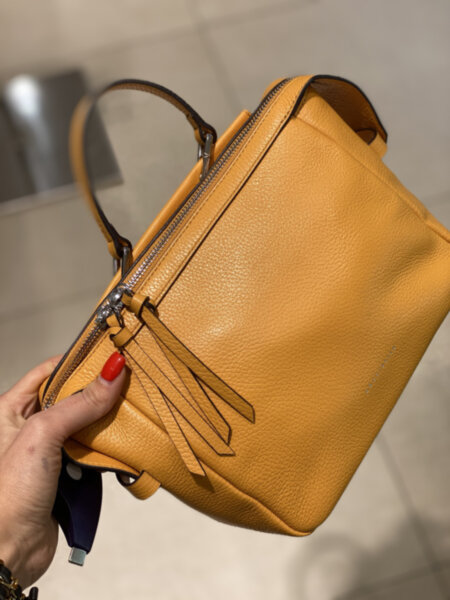 Кожаная сумка Coccinelle carol размер мини цвет желтый