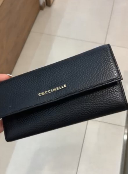 Кожаный кошелёк Coccinelle цвет чёрный с дополнительной вкладкой, зерниста кожа