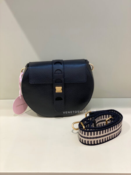 Кожаная сумка coccinelle carousel  размер мини 20,5•16•5 см  цвет черный   с одним текстильным плечевым ремешком в комплекте