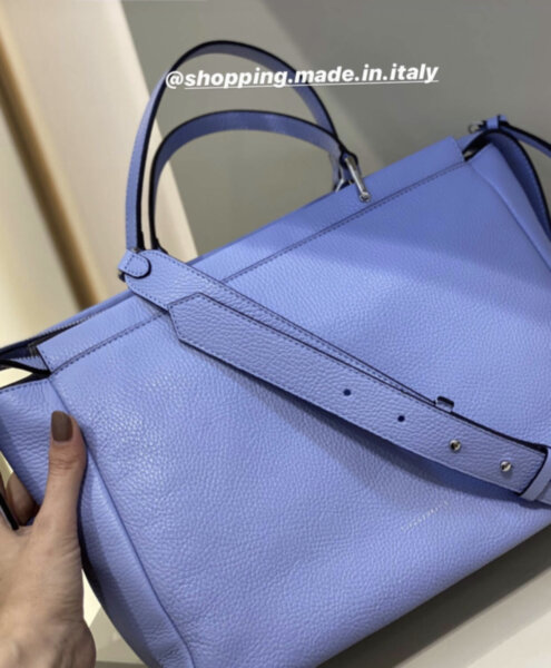 Кожаная сумка coccinelle carol new размер медиум,  на 2 ручках, с дополнительным плечевым ремнём, цвет голубой, ширина от 33 до 39 см высота 23 см
