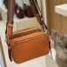Кожаная сумка coccinelle jen  new размер медиум 14•23 cm  цвет оранжевый, с цветным плечевым ремешком