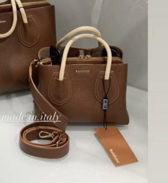 Кожаная сумка baldinini размер s 22•16,5 cm цвет коричневый, плечевой ремешок в комплекте