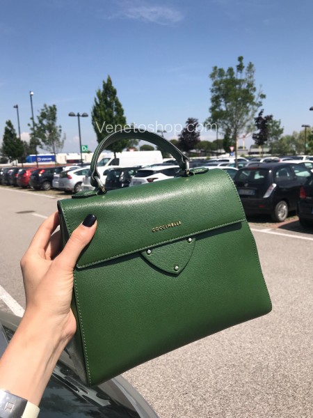 Кожаная сумочка b14 medium зелёная Coccinelle