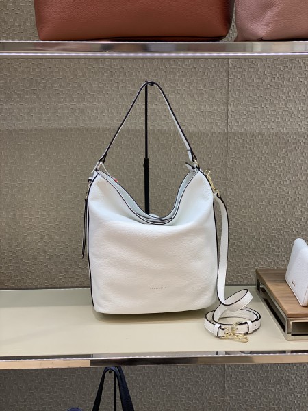 Кожаная сумка coccinelle jen с плечерыйм ремешком в комплекте , цвет белый 27,5•31•15cm