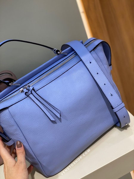 Кожаная сумка coccinelle carol c одной ручкой  большой размер:  ширина от 30 см до 37см, высота 24 см , цвет голубой, cosmic lilac