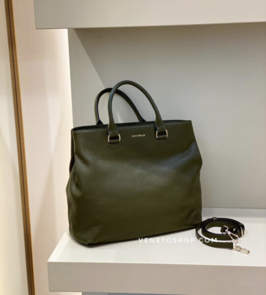 Кожаная сумка coccinelle camelia 28,5•31,5 cm цвет зеленый хаки, зернитая кожа , плечевой ремешок в комплекте