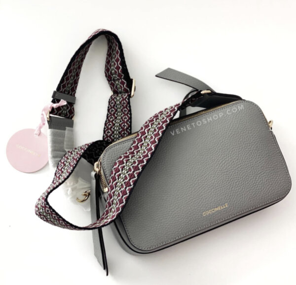 Кожаная сумка coccinelle jen  new размер медиум 14•23 cm  серый , с цветным плечевым ремешком