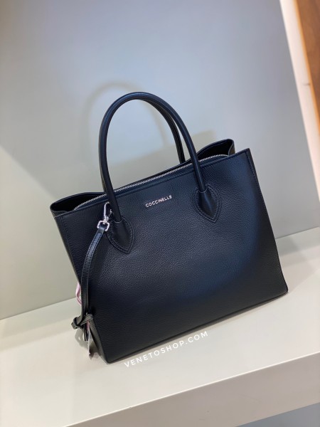 Кожаная сумка coccinelle farisa  размер 29•23 cm цвет чёрный , бутик
