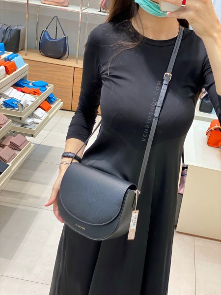 Кожаная женская сумка Coccinelle Dione 18x23 см, цвет черный