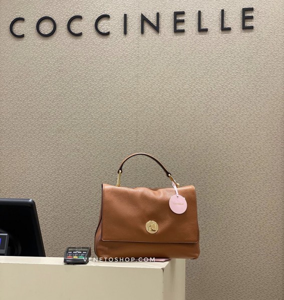 Кожаная сумка coccinelle liya medium цвет рыжий