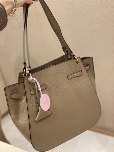Кожаная сумка coccinelle didi цвет toupe