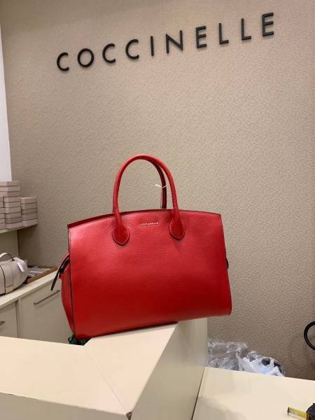 Кожаная сумка Coccinelle medium цвет красный с плечевым ремешком