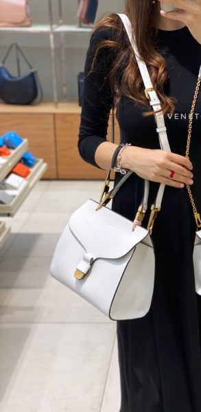 Кожаная сумка Firenze medium 22*27 см цвет белый, кожа сафьяно, с длинным плечевым ремнем в комплекте
