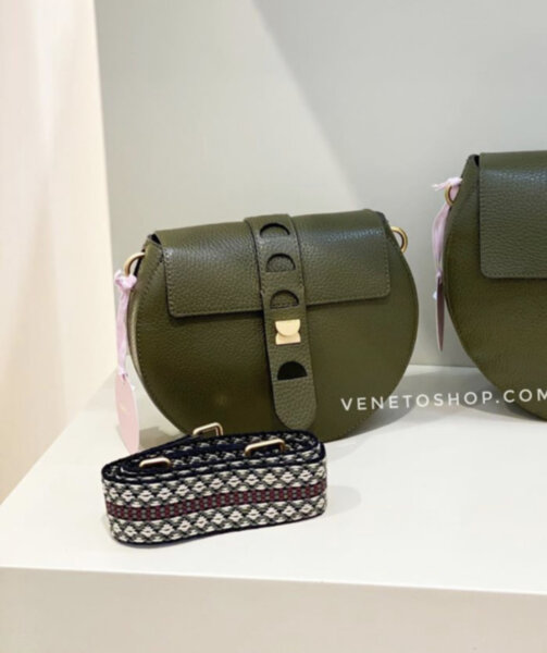 Кожаная сумка coccinelle carousel размер s 16•20,5cm цвет оливковый , один текстильный плечевой ремешок в комплекте