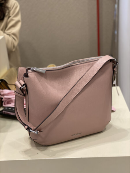 Кожаная сумка cocconelle alysya цвет бежево розовый пудровый