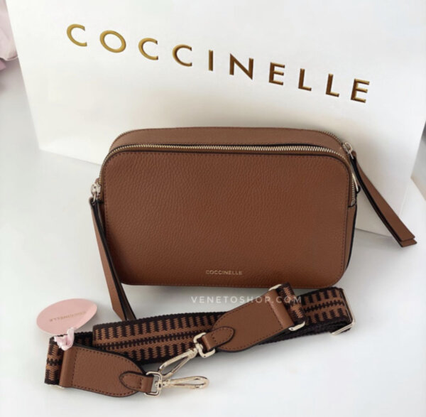 Кожаная сумка coccinelle jen  new размер медиум 14•23 cm  цвет рыжий коричневый, с цветным плечевым ремешком