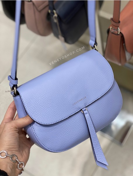 Кожаная сумка coccinelle jen 17•23 cm цвет голубой cosmic lilac