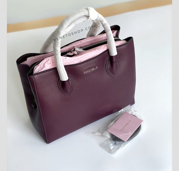 Кожаная сумка coccinelle farisa  размер 29•23 cm цвет сливовый plum , бутик