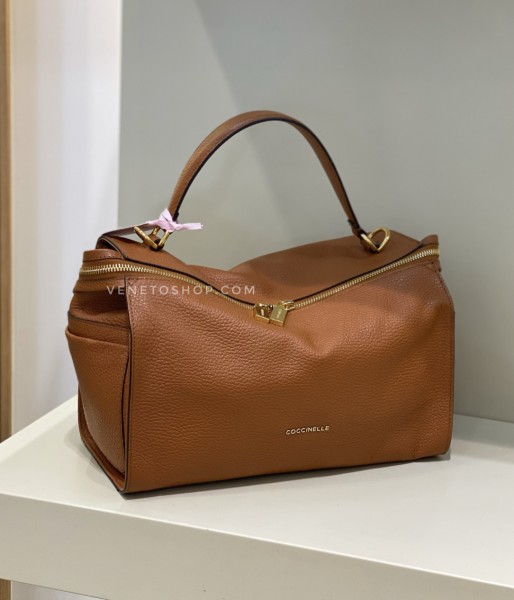 Кожаная сумка coccinelle atsuko размер медиум 20•16•30см  цвет коричневый рыжий