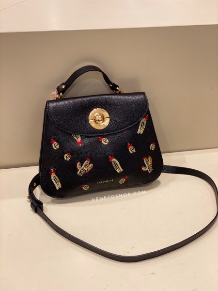 Кожаная сумка coccinelle jalouse mini (высота 18 ширина до 25 см )цвет черный с кактусами вышивкой