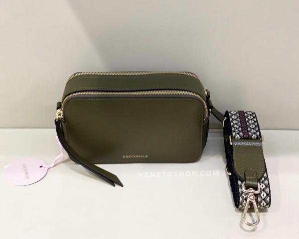 Кожаная сумка coccinelle jen  new размер медиум 14•23 cm  цвет хаки зеленый , с цветным плечевым ремешком