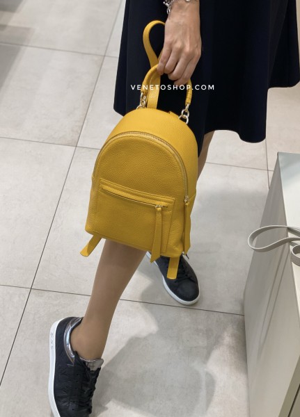 Кожаный рюкзак coccinelle azalea размер 21•28,5cm цвет желтый
