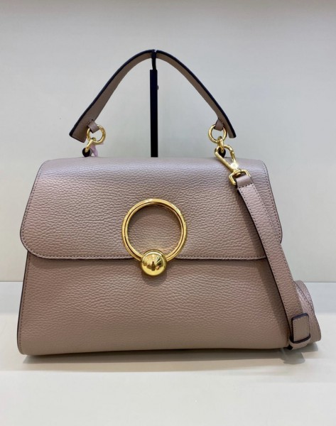 Кожаная сумка coccinelle daisy большая ширина верх-25 см, низ -31 см; высота 22 см, глубина до 15 см . Зернистая кожа ,  цвет бежево розовый