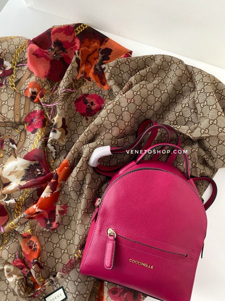 Кожаный мини рюкзак coccinelle clementine mini 19•23 cm , кожа сафьяно, цвет малиновый