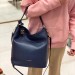 Кожаная сумка coccinelle dafne с брелком , длинный плечевой ремень в комплекте, цвет темно синий