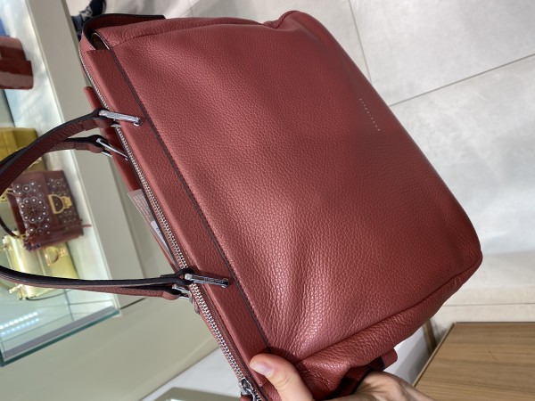 Кожаная сумка coccinelle carol new размер медиум,  на 2 ручках, с дополнительным плечевым ремнём