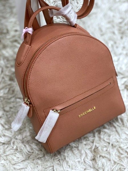 Кожаный рюкзак coccinelle clementine mini 19•23 cm , кожа сафьяно, цвет персиковый