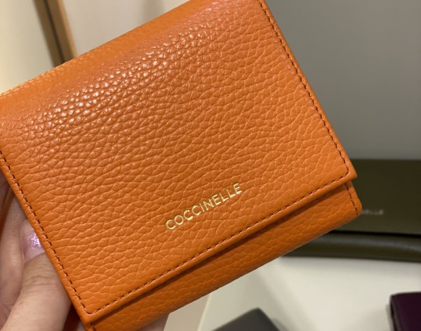 Кожаный кошелек coccinelle 10•11 см квадратный , зернистая кожа, цвет оранжевый