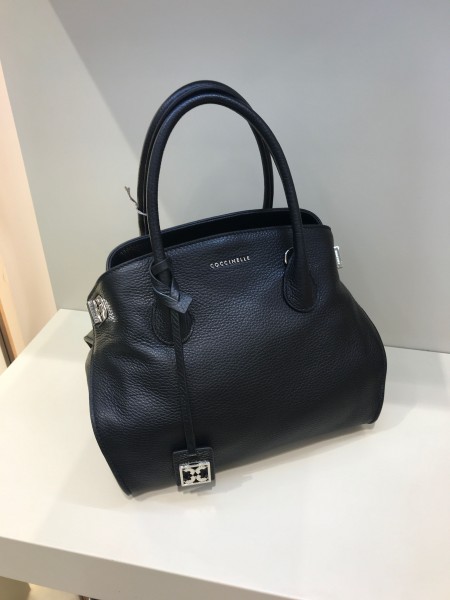 Кожаная сумка Coccinelle размер медиум цвет черный