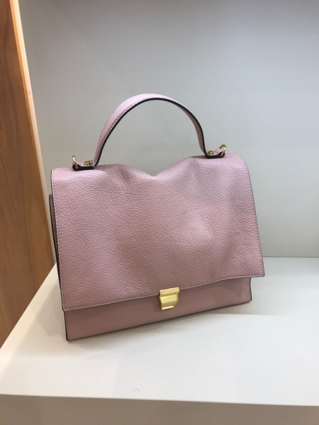 Кожаная сумка Coccinelle цвет пудровый розовый размер медиум