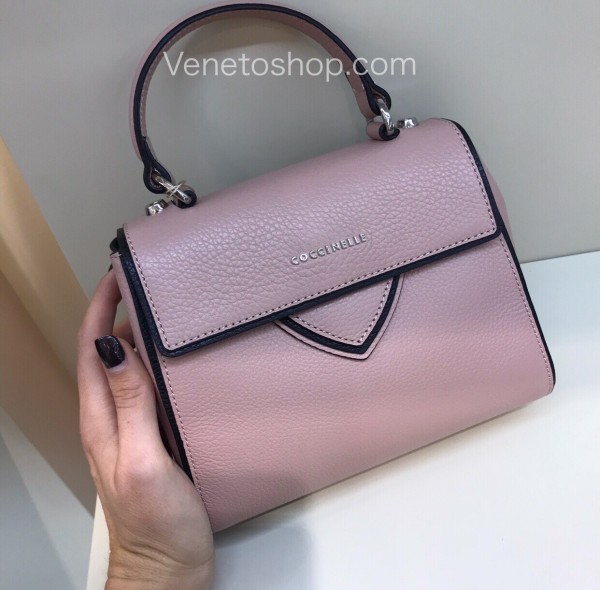 Кожаная сумка coccinelle b14 mini зернистая кожа цвет бежево розовый пудровый