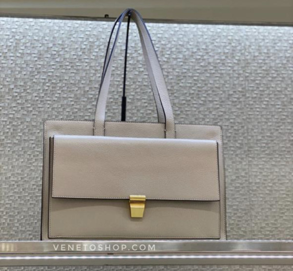 Кожаная сумка coccinelle frances  new , высота до замка 20см с бортиком 24 см , ширина 35 см, глубина 12см цвет seashell бежевый