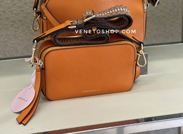 Кожаная сумка coccinelle Jen mini 19•12•6 cm   цвет оранжевый с текстильным плечевым ремнем