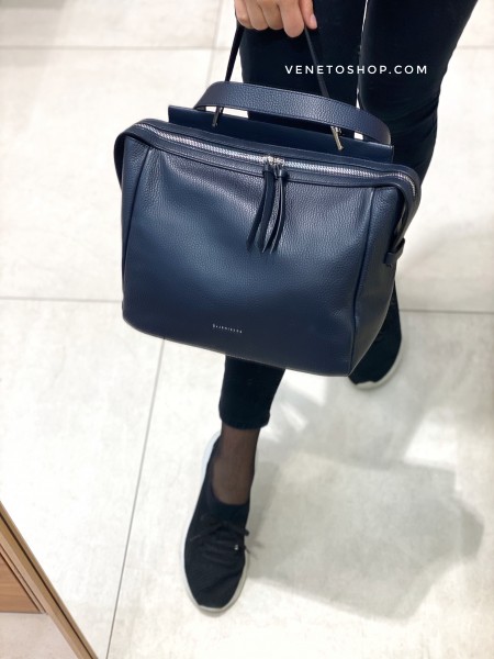 Кожаная сумка coccinelle carol medium с одной ручкой, плечевой ремешок в комплекте, размер  ширина от 30 до 37 см высота 23 см , большой размер, цвет темно синий