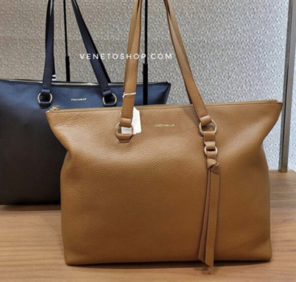 Кожаная сумка coccinelle цвет коричневый, бутик. Размер ширина низа 36см, ширина верха 42 см , высота 27