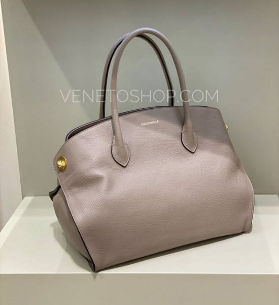 Кожаная сумка coccinelle viola  размер L цвет skin