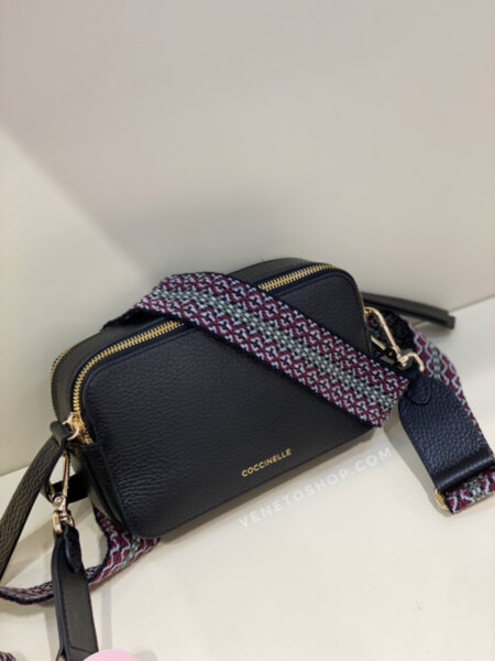 Кожаная сумка coccinelle Jen mini 19•12•6 cm   цвет черный с цветным  ремнем