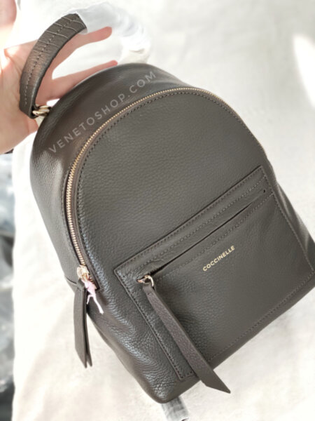 Кожаный рюкзак coccinelle azalea размер 21•28,5cm цвет графит серый