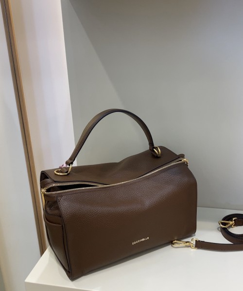 Кожаная сумка coccinelle atsuko 20•16•30см  цвет коричневый